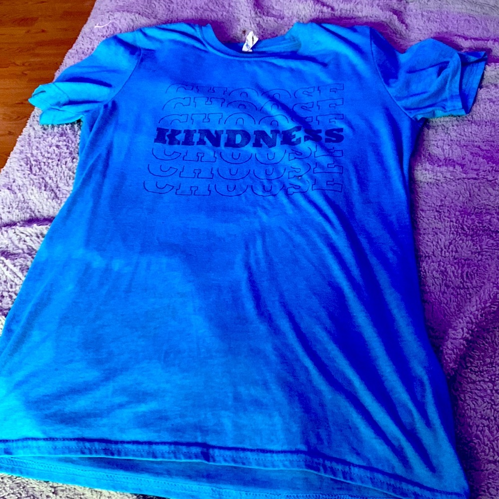 A blue shirt that say choose kindness